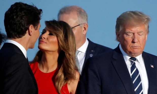 Tổng thống Trump nói nhầm về độ thân quen của vợ với ông Kim Jong Un? Đệ nhất phu nhân Mỹ Melania Trump đứng cạnh Thủ tướng Canada Justin Trudeau (bìa trái) ở Pháp hôm 25/8. Nguồn: The Guardian.