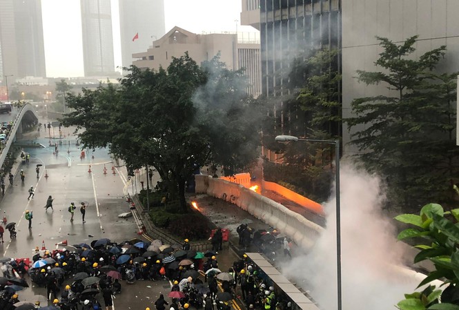 Người biểu tình Hong Kong ném bom xăng vào văn phòng chính quyền Người biểu tình ném bom xăng vào văn phòng chính quyền ở trung tâm Hong Kong. Ảnh: CNN.