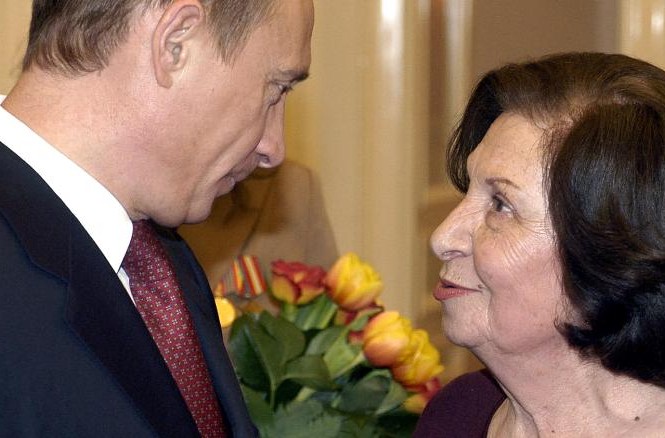 Hai vợ chồng điệp viên huyền thoại phá kế hoạch ám sát 3 “ông lớn” Tổng thống Nga Vladimir Putin và bà Goar Vartanian tại Điện Kremlin ngày quốc tế phụ nữ 8/3/2005. Ảnh: ITAR-TASS.