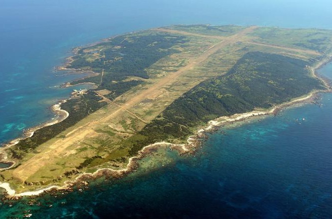 Đảo nhỏ của Nhật có thể trở thành tàu sân bay của Mỹ Đảo Mageshima nhìn từ trên cao (ảnh chụp ngày 26/7/2018). Ảnh: Asahi Simbun.