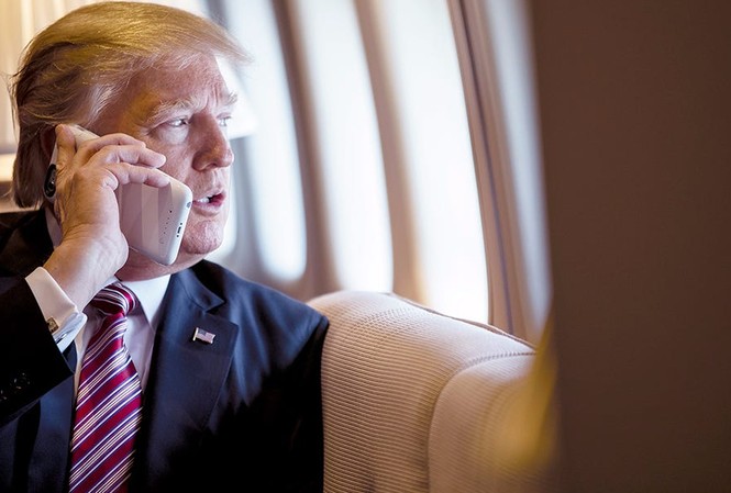 Ông Trump dùng điện thoại cá nhân và các nguy cơ an ninh Tổng thống Mỹ Donald Trump dùng điện thoại di động. Ảnh: White House/Business Insider.