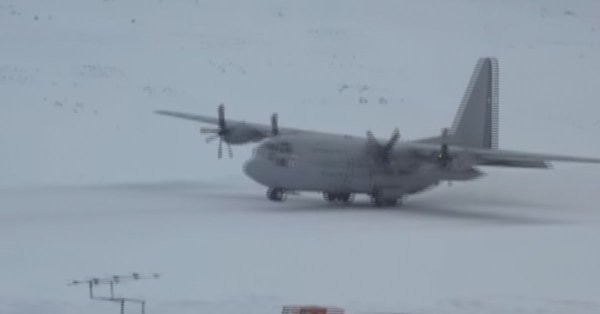 NÓNG: Máy bay Chile chở 38 người mất tích Một máy bay vận tải quân sự C-130 Hercules ở vùng băng tuyết (ảnh minh họa. Nguồn: RT.