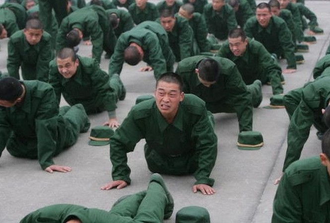 Trung Quốc: Cái giá phải trả khi rời quân ngũ Tân binh Trung Quốc rèn thể lực. Ảnh: Getty Images.