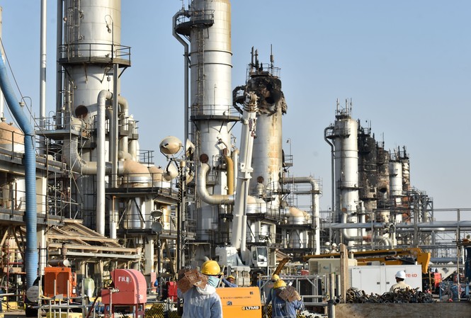 Iraq được Iran cảnh báo trước vụ không kích, thế giới lo giá dầu tăng vọt Giá dầu thô Brent đã lên tới 70 USD/thùng sau khi Iran không kích 2 căn cứ quân sự của Mỹ ở Iraq. Ảnh: Getty.