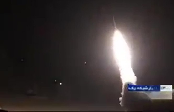 Hai căn cứ Mỹ bị Iran không kích: Binh sĩ được cảnh báo sớm, kịp chui boong-ke Một tên lửa phóng đi nhằm vào căn cứ không quân al-Asad của Mỹ ở Iraq. Ảnh: Sima News.