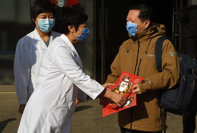 Trung Quốc thông báo 3 loại thuốc hiệu quả với virus corona mới Giám đốc Bệnh viện Bắc Kinh (trái) ngày 30/1 tặng tranh chữ Phúc cho bệnh nhân nhiễm coronavirus mới – ông Wang Guangfa (Trưởng khoa Phổi – Bệnh viện Đệ nhất thuộc Đại học Bắc Kinh. Ảnh: Xinhua.