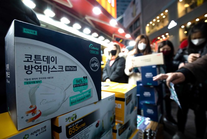 Người châu Phi đầu tiên mắc coronavirus, Hàn Quốc phạt tù người 'găm' khẩu trang Khẩu trang được bày bán bên ngoài 1 siêu thị ở Seoul, Hàn Quốc. Ảnh: Bloomberg.