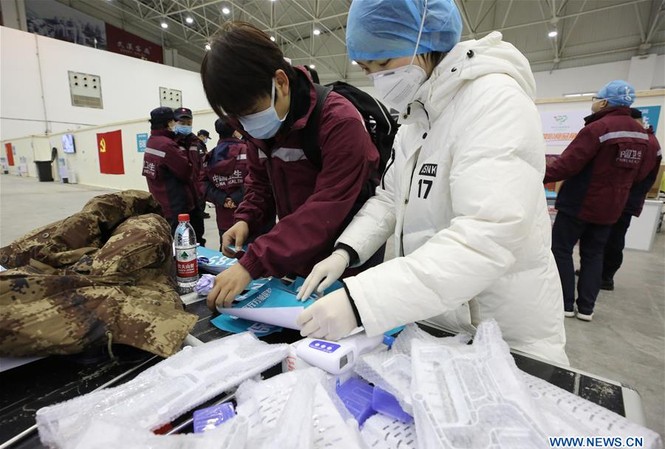 Trung Quốc thêm 2.656 người nhiễm virus corona mới, 89 người chết Một trung tâm văn hóa có tên "Phòng khách Vũ Hán" được biến thành bệnh viện tiếp nhận người nhiễm coronavirus mới ở Vũ Hán ngày 8/2. Ảnh: Xinhua.