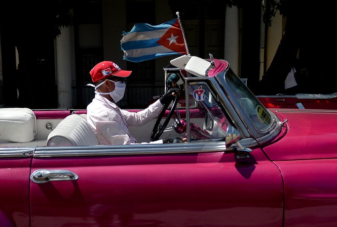 Cuba chuẩn bị đóng cửa biên giới phòng dịch Covid-19 Lái xe trên đường phố Cuba. Ảnh: Getty.