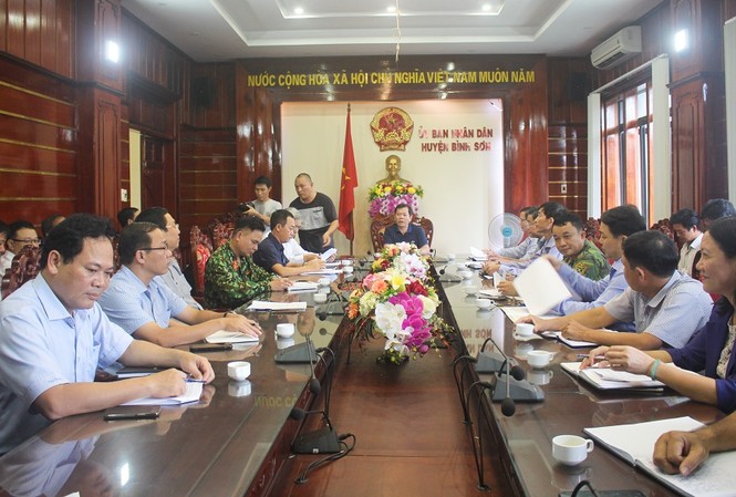 Quảng Ngãi lên phương án di dời gần 15.000 hộ dân Ông Đặng Văn Minh, Chủ tịch UBND tỉnh Quảng Ngãi làm việc với UBND huyện Bình Sơn về công tác ứng phó mưa lũ. Ảnh: Nguyễn Ngọc
