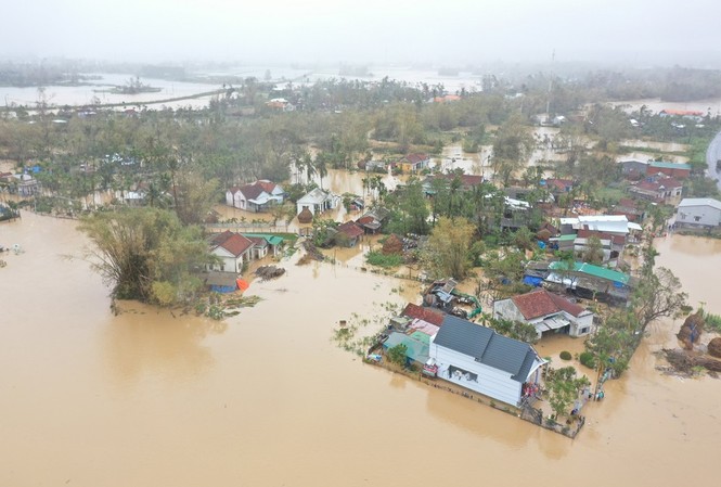 Quảng Ngãi: Sơ tán hơn hàng nghìn người dân ra khỏi vùng ngập sâu do mưa lũ Nhiều khu dân cư ỏ địa bàn tỉnh Quảng Ngãi ngập chìm trong biển nước. Ảnh: Nguyễn Ngọc