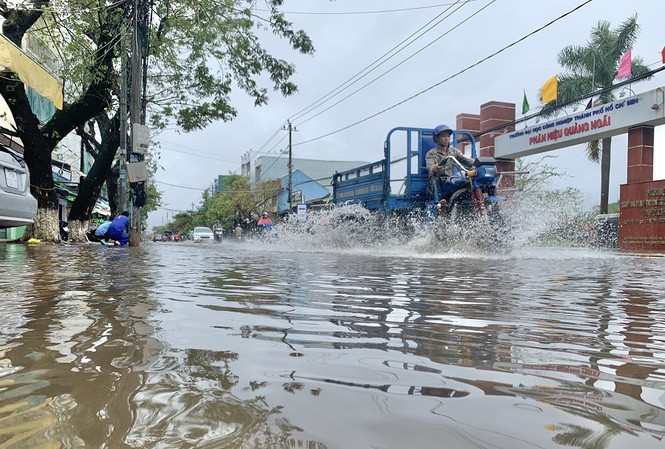 Mưa lớn, nhiều tuyến đường Quảng Ngãi ngập sâu trong nước Nhiều tuyến đường Quảng Ngãi ngập sâu trong nước. Ảnh: Nguyễn Ngọc