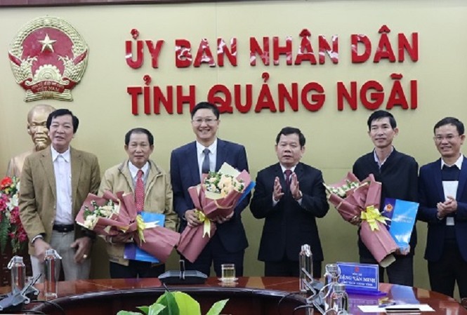Bí thư huyện ủy Lý Sơn được điều động làm Giám đốc Sở Ngoại vụ Quảng Ngãi UBND tỉnh Quảng Ngãi công bố các quyết định về công tác cán bộ. Ảnh: CTT