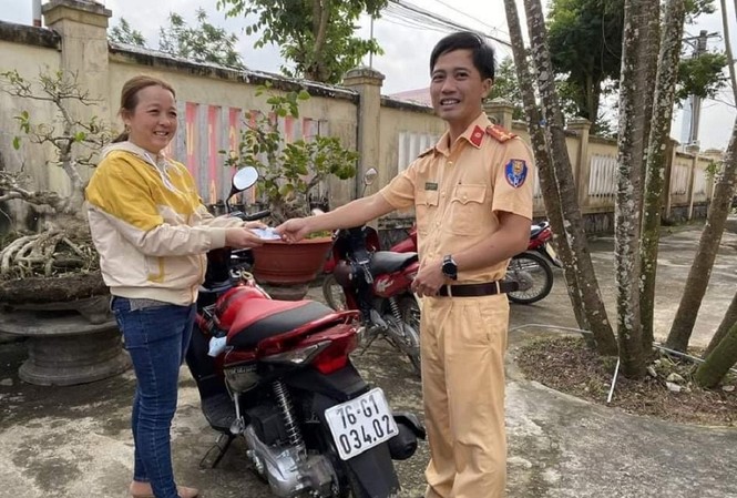 Bất ngờ nhận lại xe máy sau 7 năm bị mất cắp Chị Nguyễn Thị Sa nhận lại chiếc xe máy sau 7 năm bị kẻ gian lấy cắp. (Ảnh: Công an Mộ Đức)
