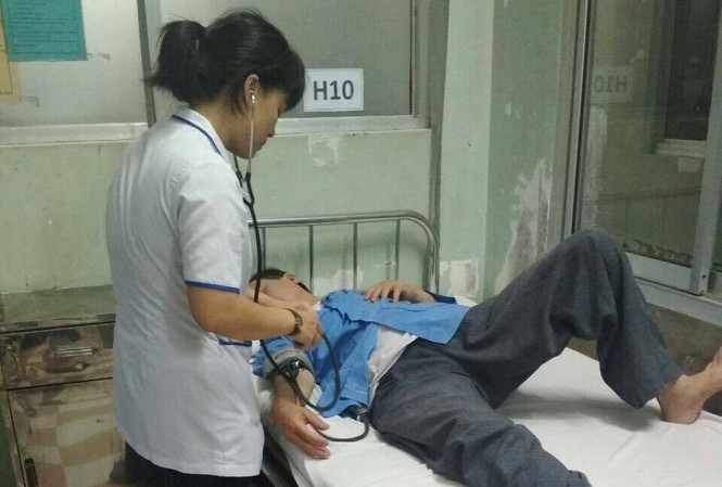 Bị bác sĩ đánh tại nơi làm việc, nam điều dưỡng nhập viện cấp cứu Ông Trần Đình Sang bị đánh phải nằm viện để điều trị.