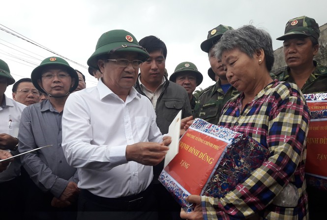 Phó Thủ tướng Trịnh Đình Dũng kiểm tra, chỉ đạo đối phó bão số 6 tại Bình Định Phó Thủ tướng Trịnh Đình Dũng tặng quà cho người dân thôn Hải Nam, xã Nhơn Hải. Ảnh: Tr.Định