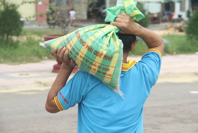 Người dân Quy Nhơn đổ xô xúc cát chèn chống nhà cửa trước bão số 6 Người dân Quy Nhơn đổ xô xúc cát chèn chống nhà cửa.