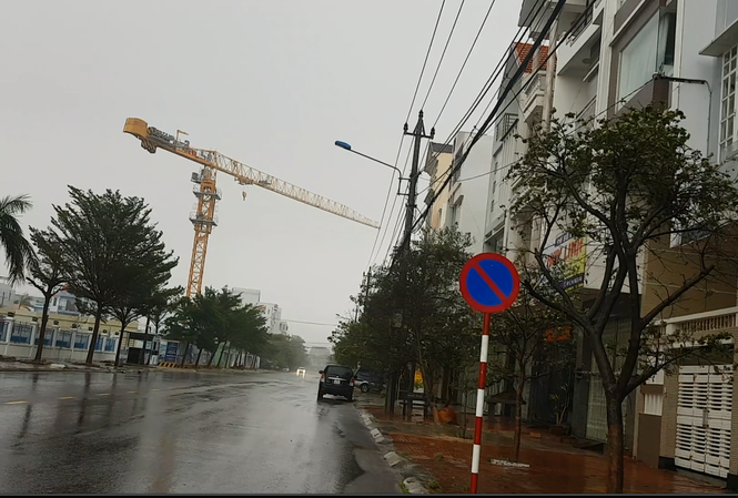 Tháp cẩu quay như 'chong chóng' trong gió bão Tháp cẩu cao hàng chục mét quay vòng tròn theo gió.