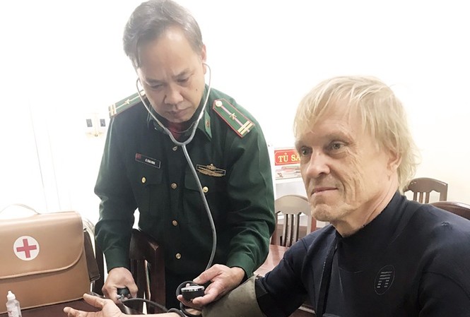 Ngư dân Bình Định cứu một người nước ngoài đuối nước trên biển Ngư dân Bình Định cứu vớt một người nước ngoài đuối nước trên biển. Ảnh: Công Cường