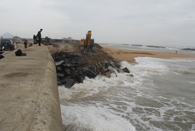 Kè biển bị sạt lở uy hiếp sân bay Tuy Hòa Kè biển bị sạt lở uy hiếp sân bay Tuy Hòa.