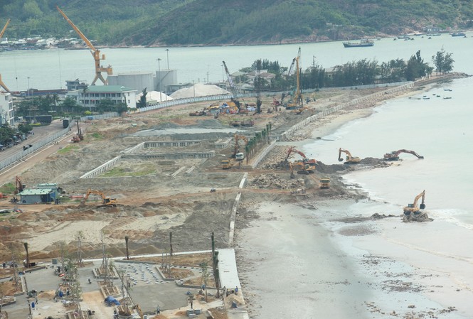 Nạo vét, cắt xén 48.600 m2 xây khu cao ốc lấn biển ở Quy Nhơn Chủ đầu tư dự án nạo vét, cắn xén bùn đất tại khu Mũi Tấn. Ảnh: Trương Định