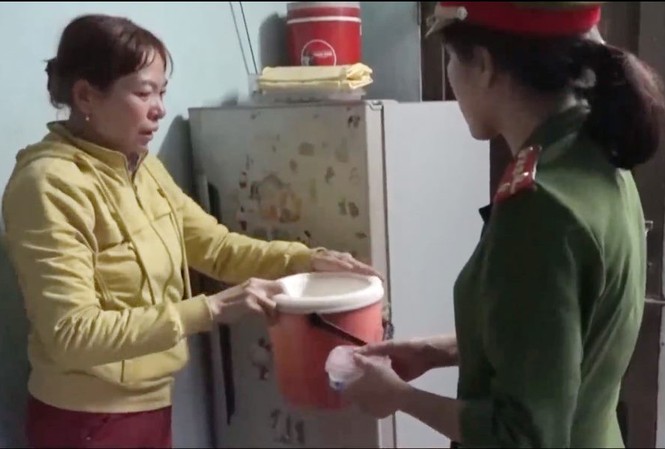 Ra chỉ đạo khẩn sau vụ nhân viên y tế 'dỏm' lừa tiêm vắc xin ngừa Covid-19 Công an khám xét tại nhà bà Sương.