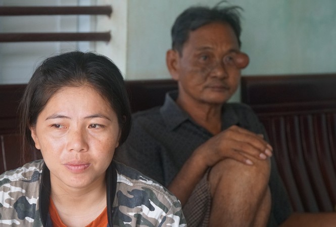 Quê nhà đón 3 ngư dân may mắn sống sót vụ chìm tàu cá Bình Định Vợ và cha của ngư dân Huỳnh Xuân Phi chờ người thân. Ảnh: Trương Định