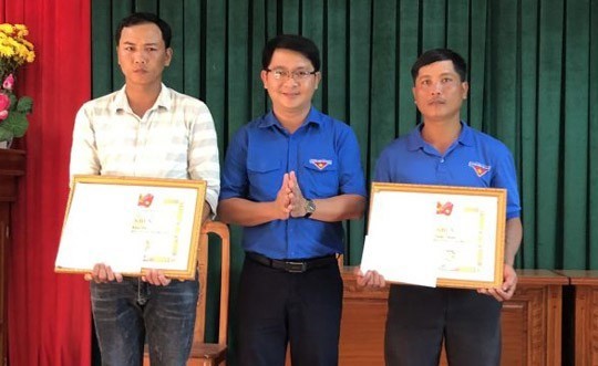 Tuyên dương 2 thanh niên dũng cảm cứu người trong lũ Tỉnh Đoàn Bình Định tặng bằng khen cho 2 thanh niên dũng cảm cứu người trong cơn lũ lụt.