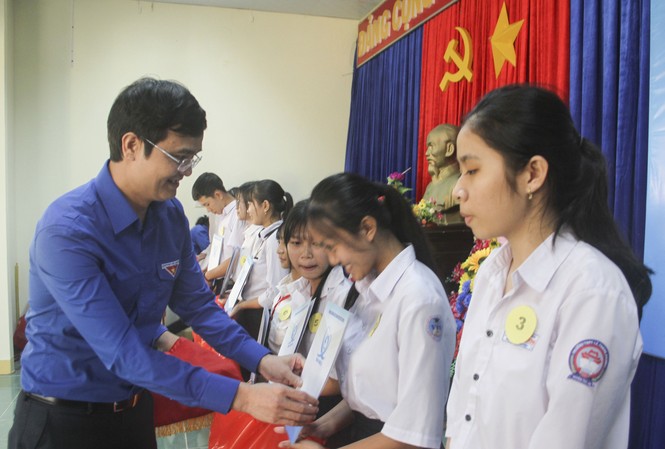 Bí thư Thường trực Trung ương Đoàn tặng quà Tết tại Phú Yên Bí thư Thường trực Bùi Quang Huy trao quà cho các em học sinh. Ảnh: Trương Định