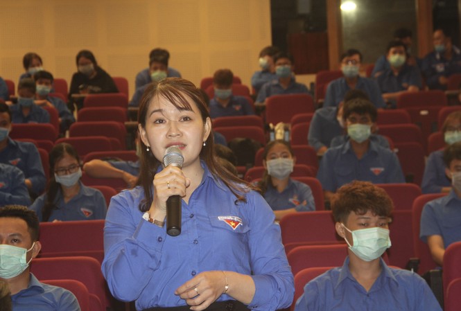 Chủ tịch tỉnh Bình Định đối thoại với thanh niên Cán bộ Đoàn nêu ý kiến tại buổi đối thoại. Ảnh: Trương Định