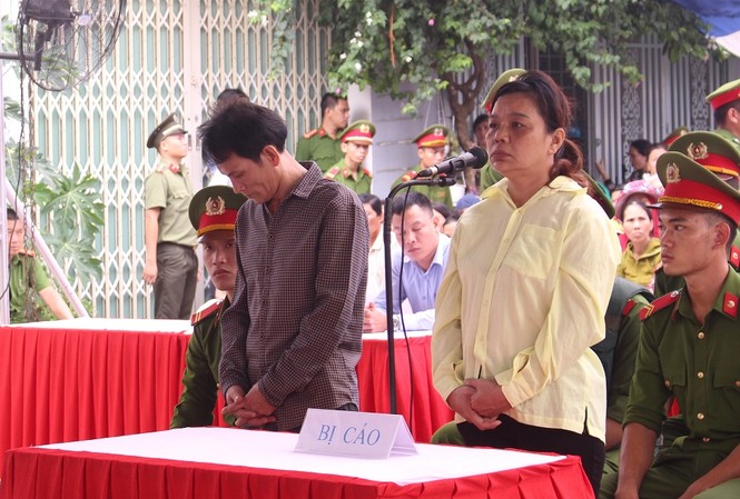 Xét xử lưu động đôi vợ chồng ‘hờ’ giết người phi tang xác Hai bị cáo Nguyễn Hùng Dũng và Lê Thị Phương Oanh bị xét xử lưu động vì hành vi giết người và phi tang xác tại vịnh Mân Quang. Ảnh: Giang Thanh