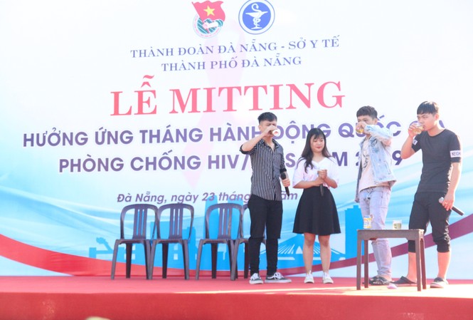 Hơn 1000 bạn trẻ diễu hành phòng chống HIV/AIDS Thành đoàn Đà Nẵng tổ chức Lễ mít tinh hưởng ứng Tháng hành động quốc gia phòng, chống HIV/AIDS với sự tham gia của hơn 1000 đoàn viên thanh niên