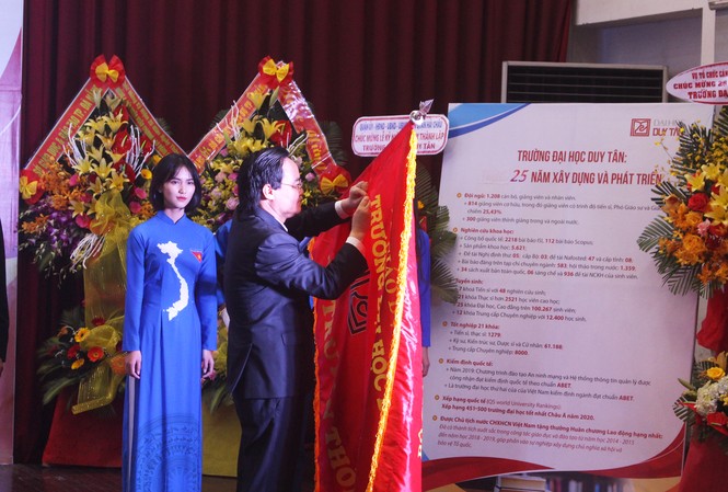 ĐH Duy Tân đón nhận Huân chương Lao động hạng Nhất Thừa ủy quyền của Chủ tịch nước, Bộ trưởng Bộ GD&ĐT Phùng Xuân Nhạ trao tặng Huân chương Lao động hạng nhất cho ĐH Duy Tân