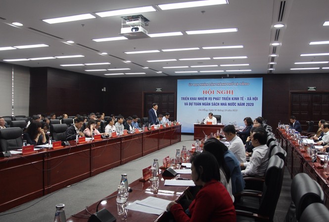 Chủ tịch Đà Nẵng: Phải 'gỡ' khó, giải quyết nhanh thủ tục đầu tư Ngày 28/12, UBND TP Đà Nẵng tổ chức Hội nghị Triển khai nhiệm vụ phát triển kinh tế - xã hội và dự toán ngân sách nhà nước năm 2020. Trong năm 2020, TP Đà Nẵng đặt chỉ tiêu đạt tốc độ tăng trưởng kinh tế 9%