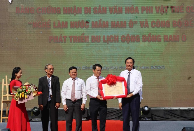 Làng nghề nước mắm Nam Ô đón nhận bằng di sản văn hóa phi vật thể quốc gia UBND quận Liên Chiểu đón nhận bằng di sản văn hóa phi vật thể quốc gia đối với làng nghề nước mắm Nam Ô và công bố đề án “Phát triển du lịch cộng đồng Nam Ô” với tổng kinh phí đầu tư hơn 46 tỷ