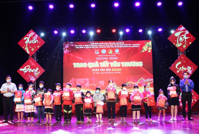 Trao quà Tết, vé xe Tết cho thiếu nhi và thanh niên công nhân Thành Đoàn - Hội đồng Đội TP Đà Nẵng trao 30 suất quà và 200 phần quà Tết cho các em học sinh, thiếu nhi trên địa bàn