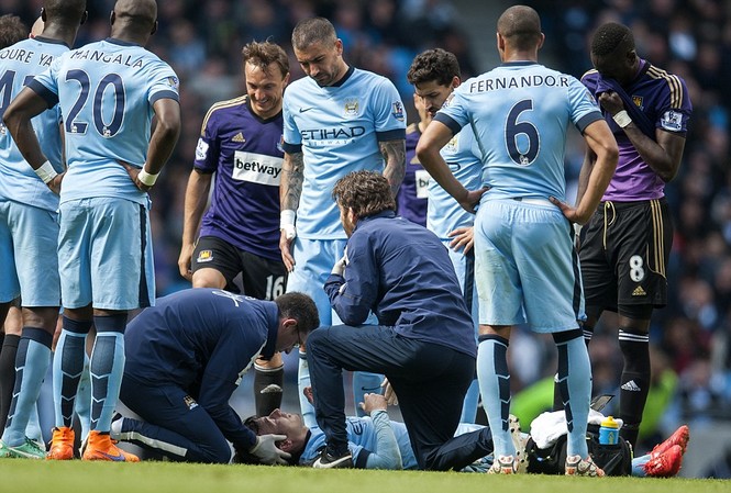 BẢN TIN Thể thao sáng: Sao Man City bị đánh ngất trên sân David Silva bị đánh cùi chỏ dến bất tỉnh.