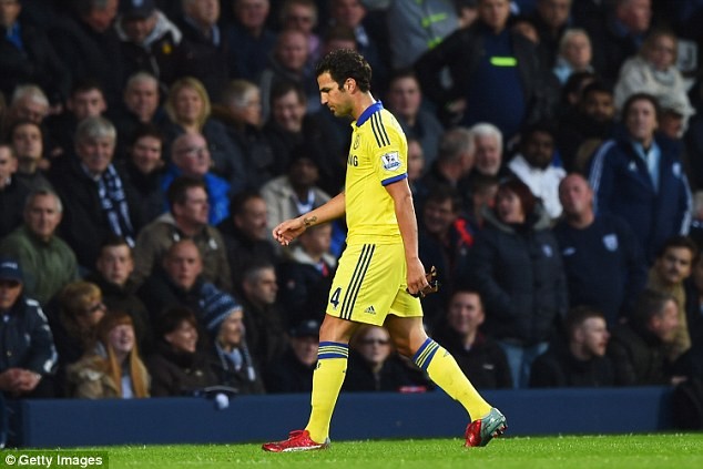 Fabregas nhận thẻ đỏ, Mourinho chê trọng tài kém Fabregas nhận thẻ đỏ một cách vô duyên.