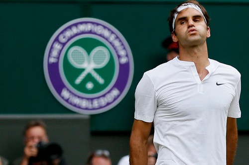 Thua chung kết Wimbledon, Federer đổ lỗi cho trời mưa Federer thất vọng khi trời bất chợt đổ mưa.
