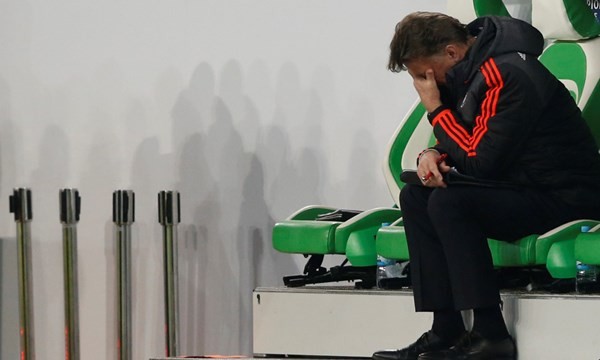 Van Gaal nói gì khi M.U bị đá bay khỏi Champions League? Nỗi thất vọng của Van Gaal sau trận đấu.
