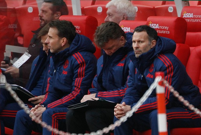 Lãnh đạo M.U ra 'tối hậu thư' cho HLV Van Gaal CĐV M.U muốn Van Gaal bị sa thải càng sớm càng tốt.