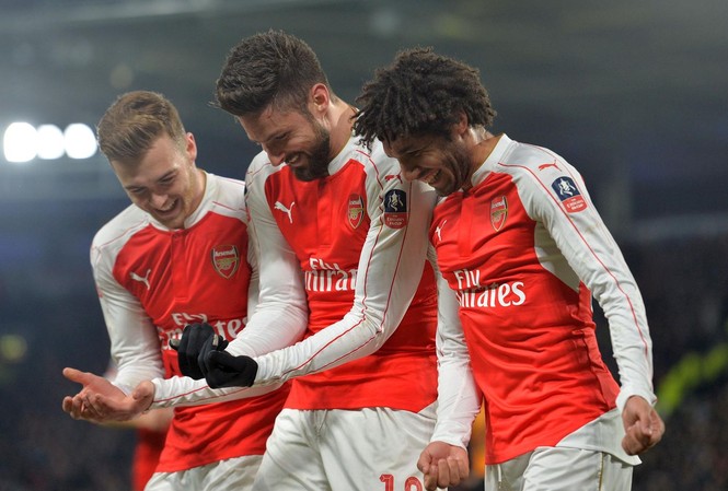 Giroud lập đại công mừng con trai chào đời Giroud ăn mừng bàn thắng bằng điệu ru con.