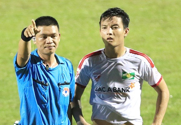BẢN TIN Thể thao sáng: Trọng tài Hà Anh Chiến thất nghiệp? VFF treo còi vĩnh viễn trọng tài Hà Anh Chiến.
