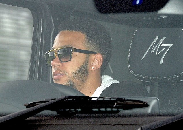Trước chung kết FA Cup, Van Gaal thẳng tay “trảm” Depay Depay lặng lẽ rời sân tập của M.U.