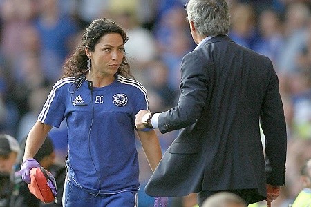 Nữ bác sĩ Carneiro quyết không để Mourinho ngồi yên Nữ bác sĩ Carneiro quyết lôi Mourinho ra tòa.