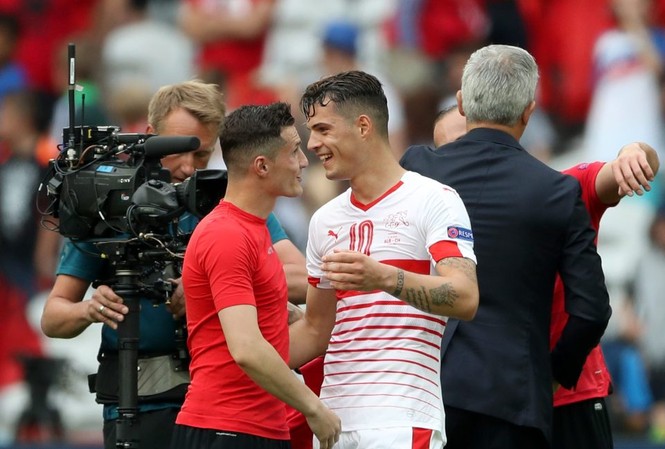 Chuyện ít biết về cặp anh em kỳ lạ ở EURO 2016 Anh em nhà Xhaka trong giây phút hội ngộ trên sân bóng.