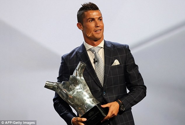 Bản tin Thể thao 19H: Ronaldo ấn định thời điểm giải nghệ Ronaldo muốn chơi bóng thêm 10 năm nữa cho Real Madrid và Chủ tịch Perez cũng muốn như vậy. Ảnh: Marca.