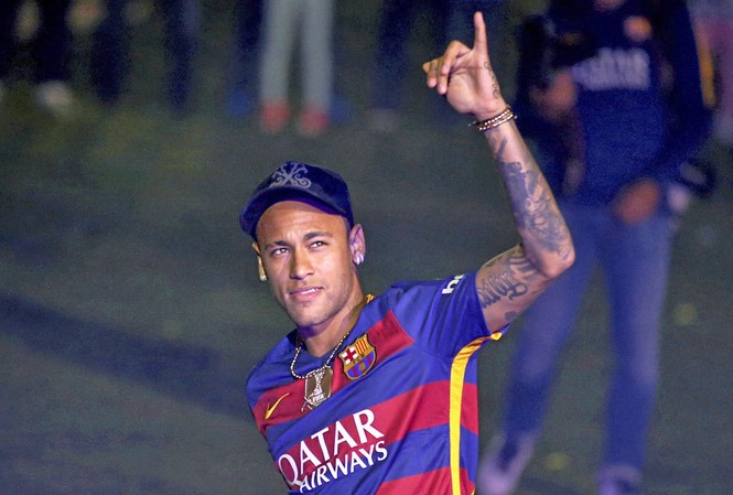 PSG đề nghị mức lương gây sốc dành cho Neymar Neymar đã từ chối mức lương quá hấp dẫn ở PSG để ở lại với Barcelona.