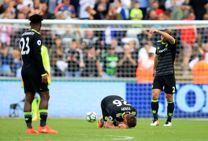 Chelsea nhận liên tiếp 2 tin “sét đánh” Terry dính chấn thương khả nặng lúc cuối trận.