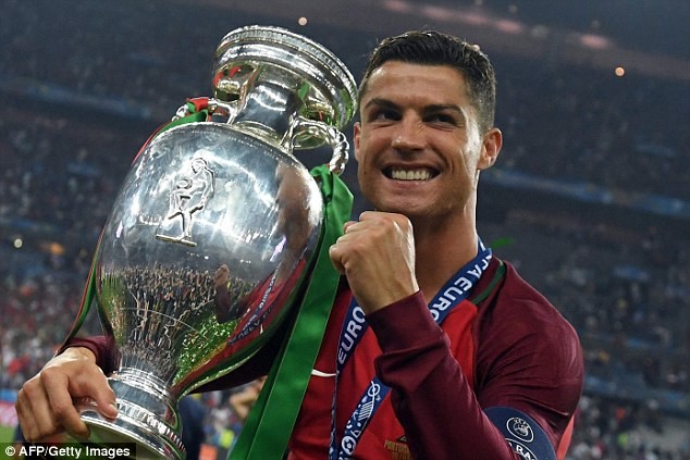 Vượt Messi, Ronaldo xuất sắc nhất năm 2016 Ronaldo giành giải Cầu thủ xuất sắc nhất năm 2016 do tạp chí World Soccer bình chọn.